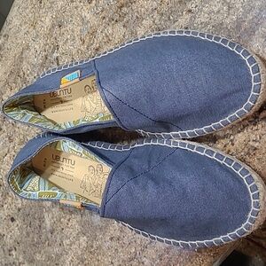 Ubuntu Light Denim Canvas Spadrilles/ Slip On Shoes Size 9.5